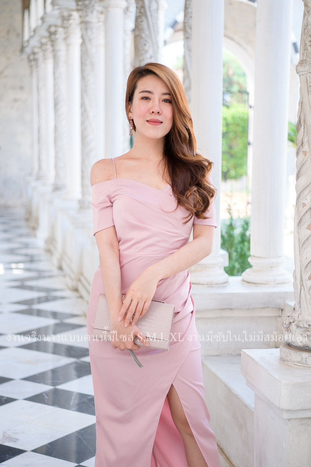 พร้อมส่ง !! ชุดออกงานสีชมพู เดรสยาวทรงเปิดไหล่ปิดต้นแขน กระโปรงยาว แนวเรียบหรู ดูดี ใส่เป็นชุดราตรี ชุดออกงาน ชุดไปงานแต่ง