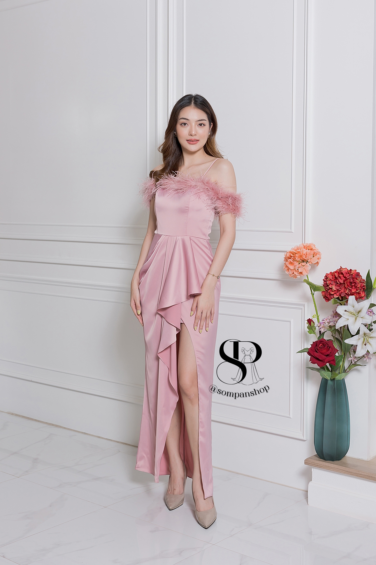 ชุดราตรียาวสีชมพู ทรงปาดไหล่ แต่งขนนก เหมาะสำหรับใส่เป็นชุดราตรี ชุดไปงานแต่งงาน ชุดเพื่อนเจ้าสาว ชุดไปงานเลี้ยงต่างๆ