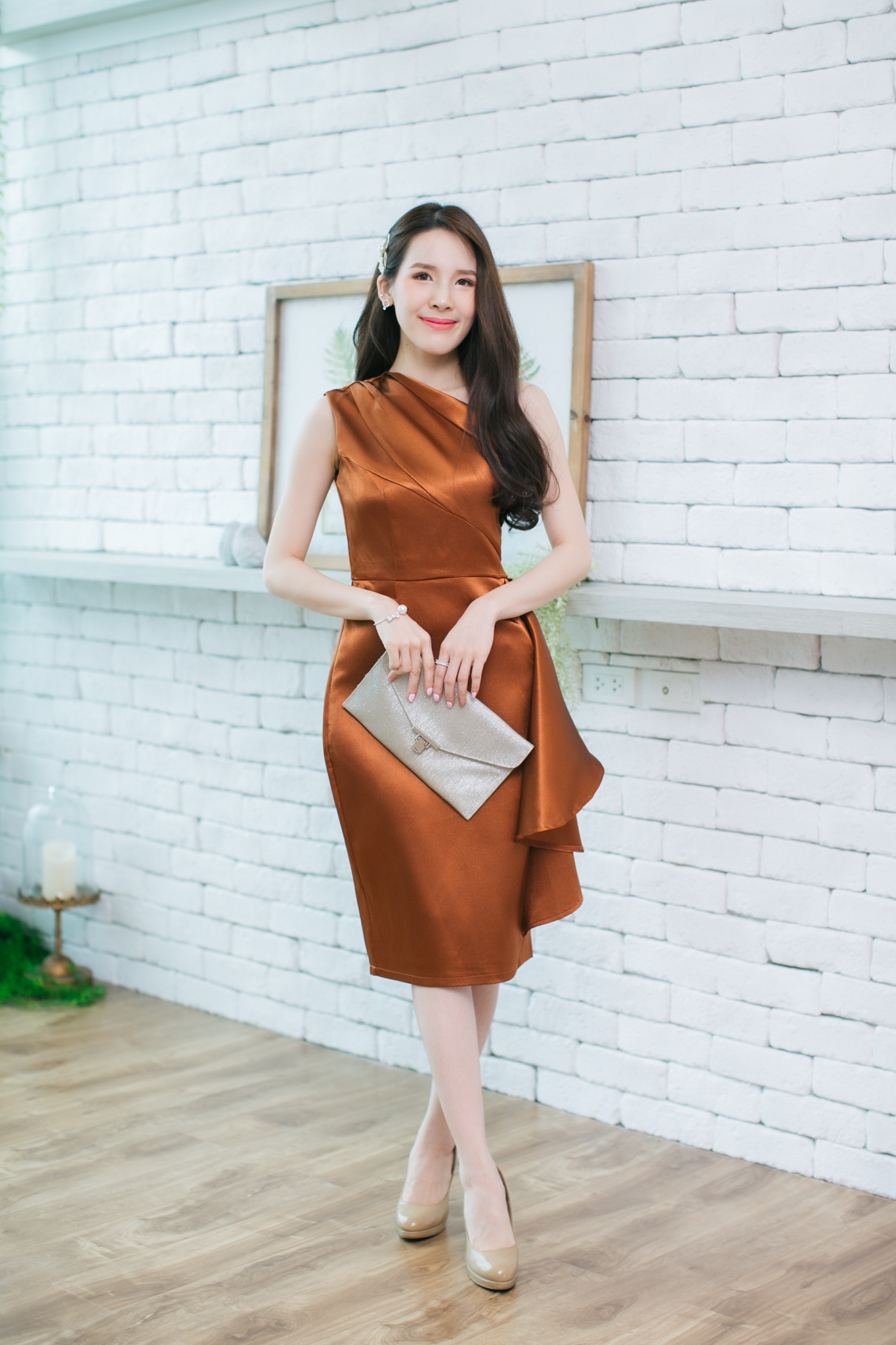 ชุดราตรีสั้นสีน้ำตาลอิฐ ไหล่เฉียง ทรงเข้ารูป เอวแต่งระบาย