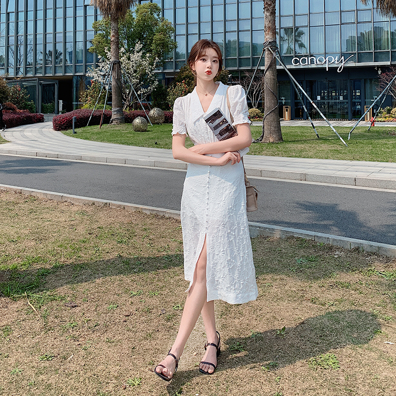 ชุดเดรสยาวสีขาวลูกไม้ คอปก แขนสั้น กระโปรงยาวคลุมเข่า ดีไซน์สวย แมทช์ได้ทุกวันและทุกโอกาส สวยดูดีแบบลูกคุณหนู