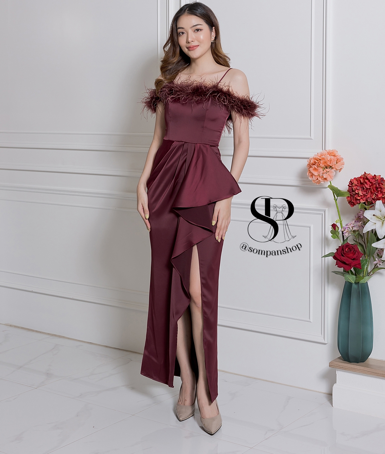 ชุดราตรียาวสีแดงไวน์ ทรงปาดไหล่ แต่งขนนก หมาะสำหรับใส่เป็นชุดราตรี ชุดไปงานแต่งงาน ชุดเพื่อนเจ้าสาว ชุดไปงานเลี้ยงต่างๆ