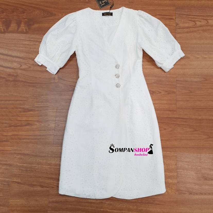 ชุดเดรสสั้นสีขาว ผ้าลูกไม้ฉลุ แนวสวยหวาน น่ารักๆ เรียบร้อย