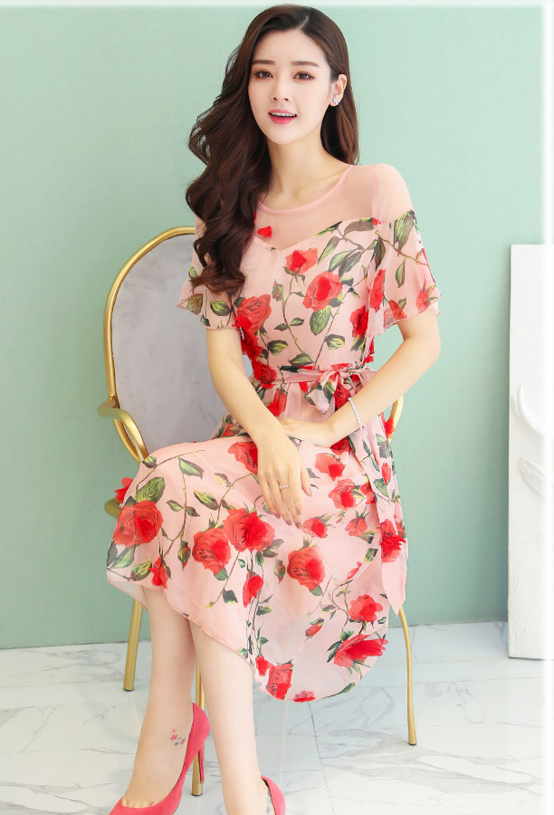 ชุดเดรสสั้นสีชมพูพิมพ์ดอกกุกลาบ ไหล่แต่งซีทรู กระโปรงสั้นทรงบานน่ารักๆ : M L XL 2XL