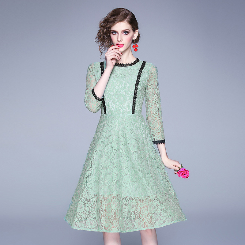 ชุดเดรสลูกไม้สีเขียว