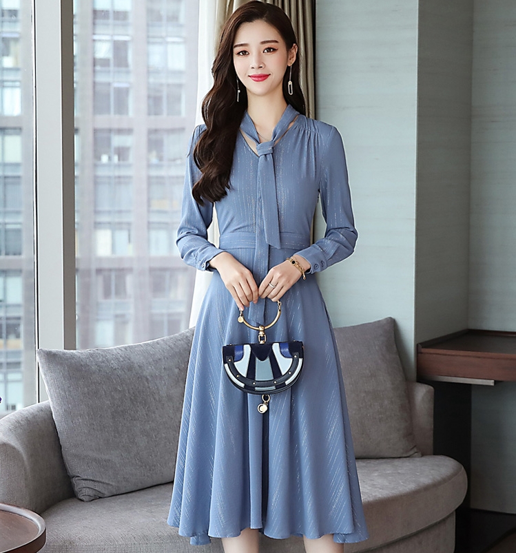 ชุดเดรสสั้นสีเทาอมฟ้า คอวีผูกโบว์ แขนยาว กระโปรงสั้นคลุมเข่าทรงบาน ผ้าชีฟองแต่งกากเพชรเลื่อมเงิน แนวเรียบๆ ดูดีใส่ได้หลายโอกาส