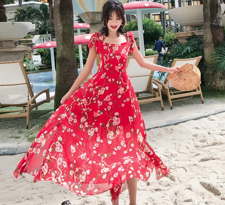 ชุดเดรสใส่ไปเที่ยวทะเลยาวสีแดง พิมพ์ลายดอกไม้สไตล์ฮาวายใส่เที่ยวทะเล สายเดี่ยว สายไขว์หลัง แขนผูกโบว์