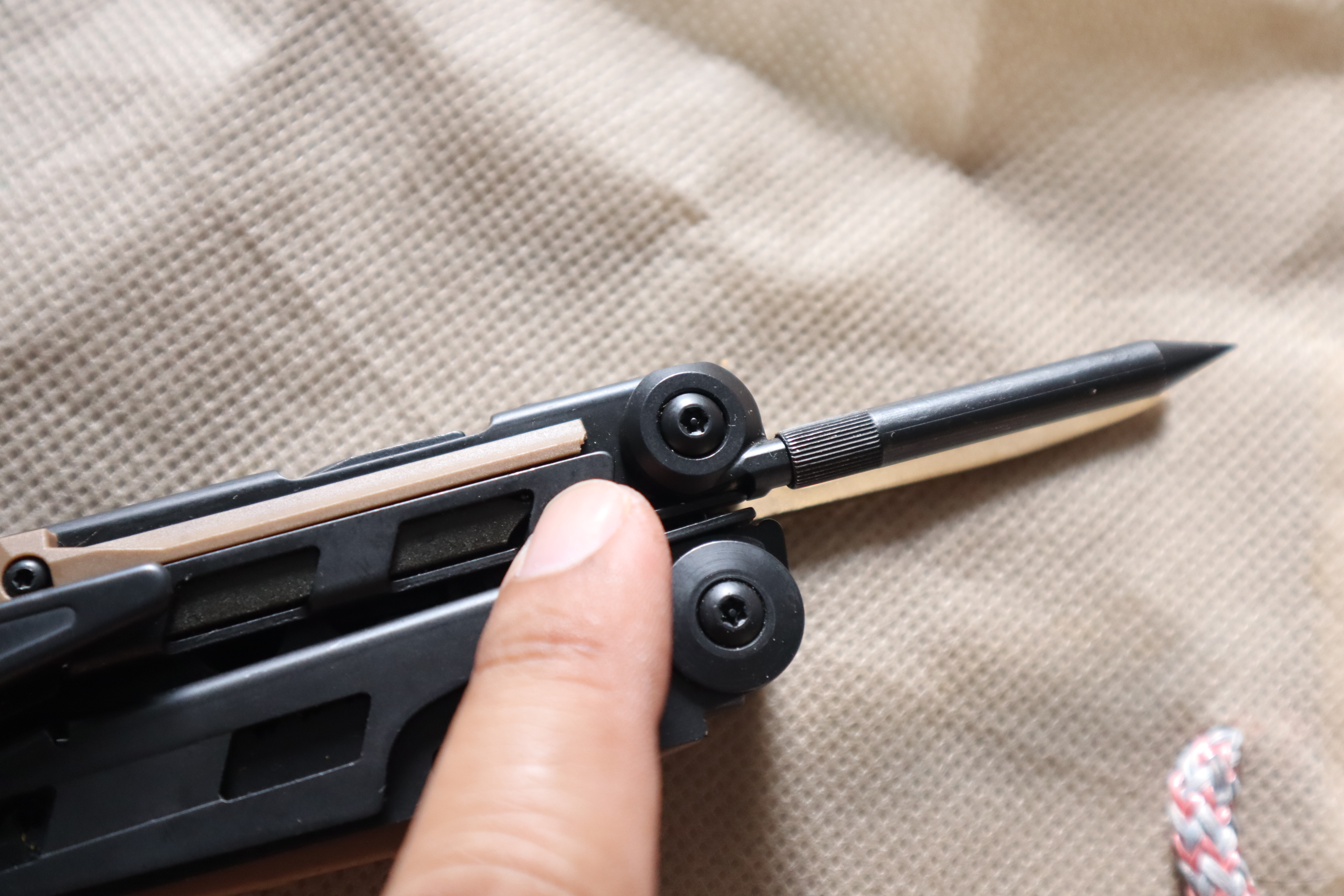 Leatherman MUT EOD Black Tactical Multi-Tool w Molle Sheath(ใหม่เก่าเก็บ)