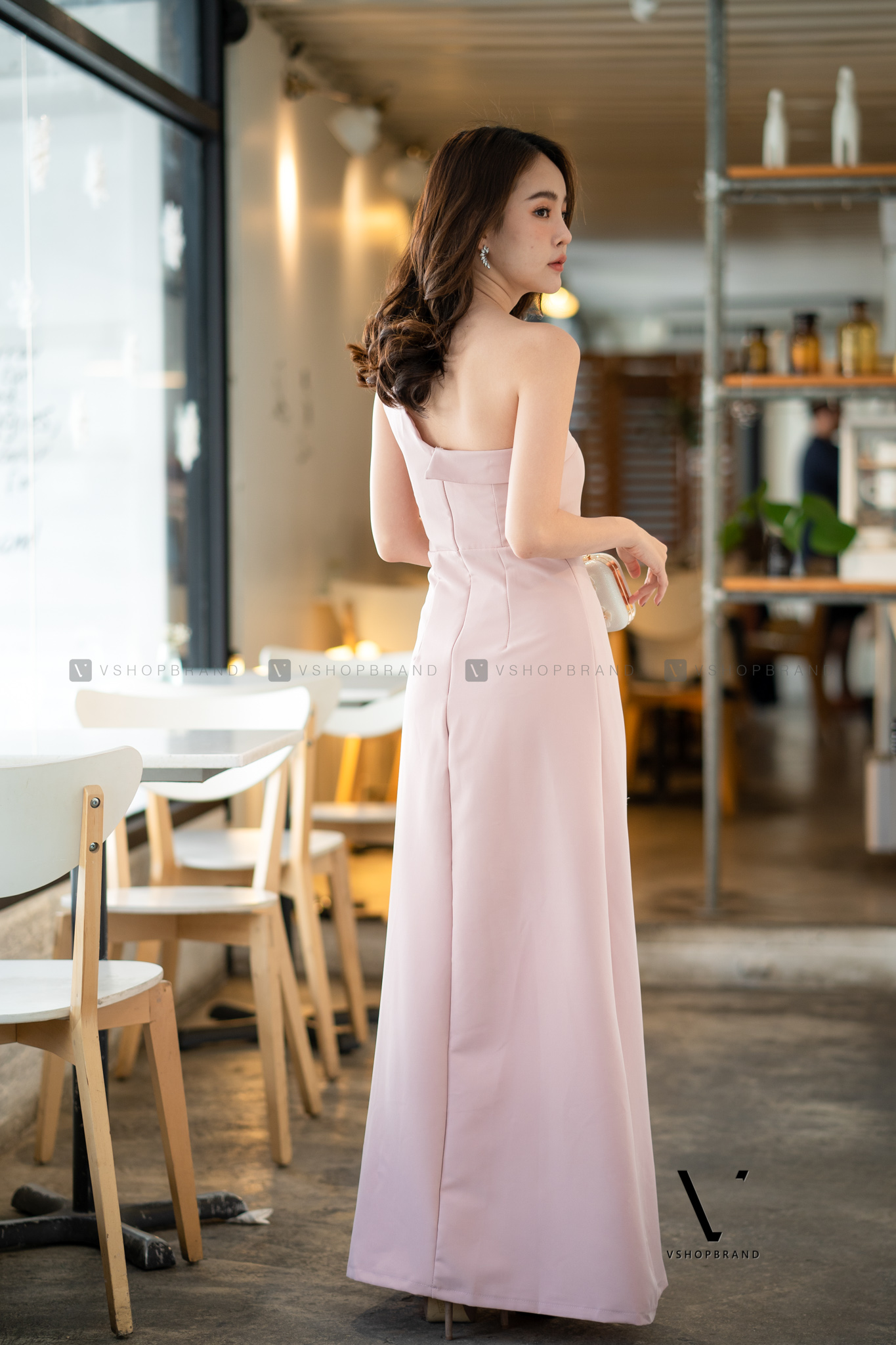 Sale ชุดออกงานสีชมพู ไหล่เฉียงข้าง ทรงเข้ารูป กระโปรงยาวผ่าหน้า2ข้าง