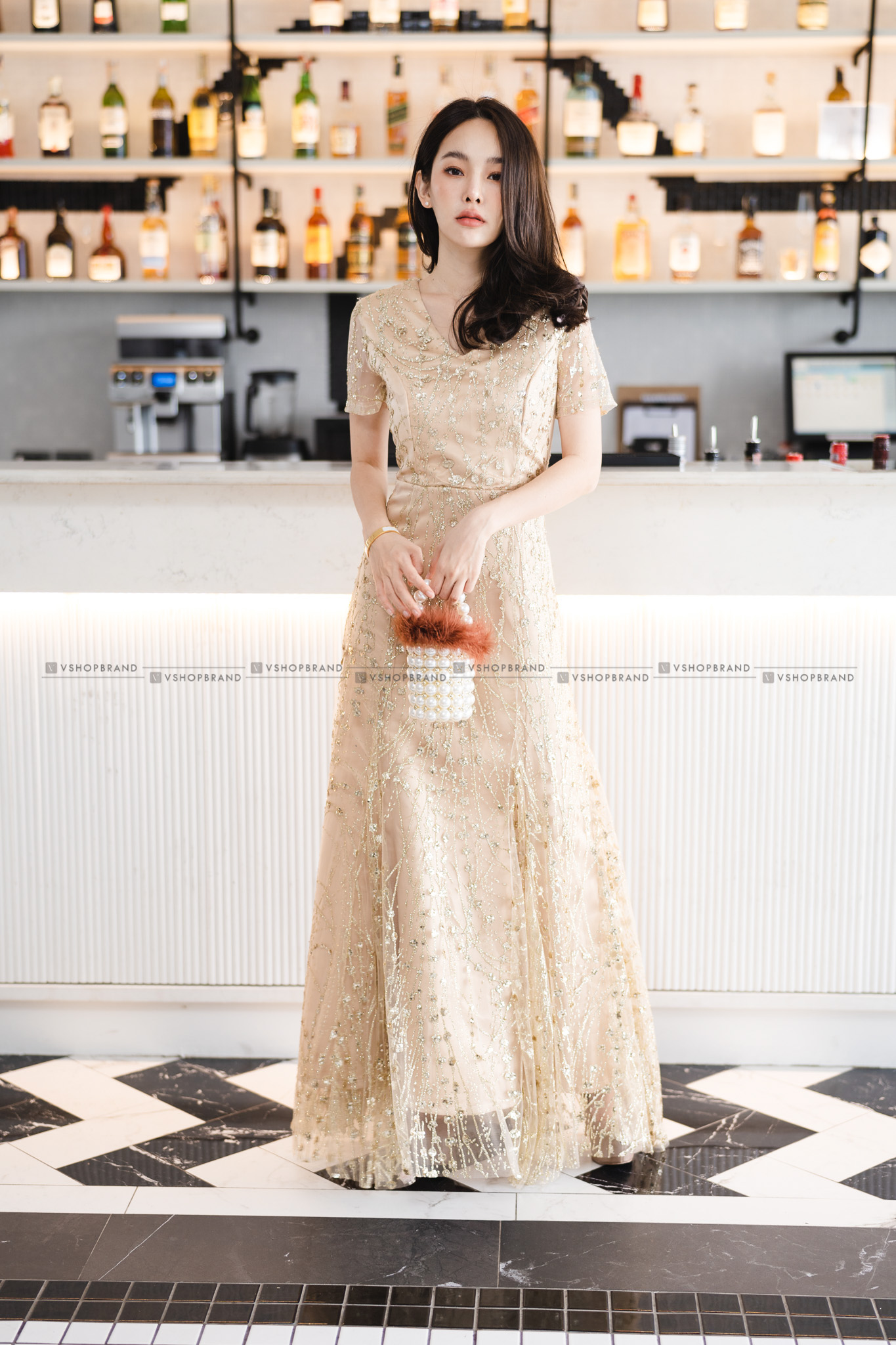 ชุดออกงานราตรียาวสีทอง ผ้ากากเพชรคริสตรัลระยิบระยับ แขนสั้น กระโปรงยาวทรงเอบาน แนวเรียบหรู สวยสง่า ดูแพง เหมาะสำหรับใส่ออกงานราตรี ไปงานแต่งกลางคืน