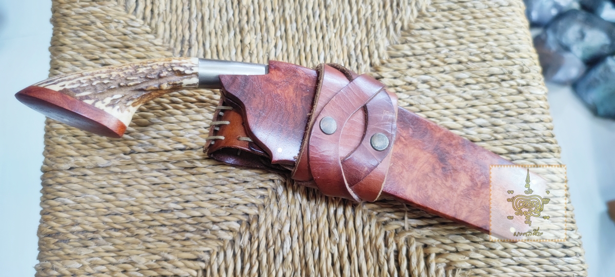 มีดเหน็บ ด้ามเขากวาง ฝักไม้ปุ่ม