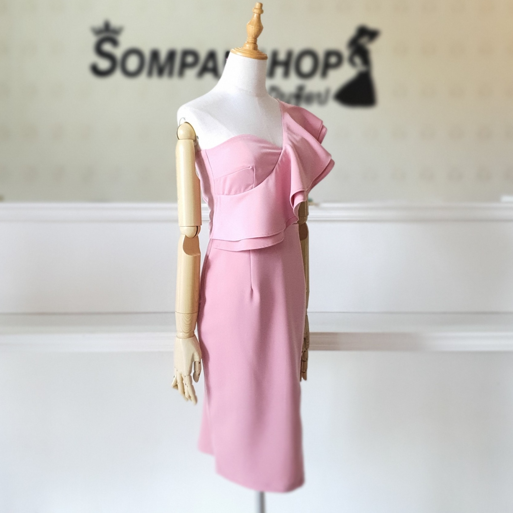 ชุดไปงานแต่งสีชมพู เดรสสั้นไหล่เฉียงแระบายทรงเข้ารูป เรียบหรู สวยๆ ดูแพง ชุดราตรี ชุดไปงานแต่ง ชุดออกงาน