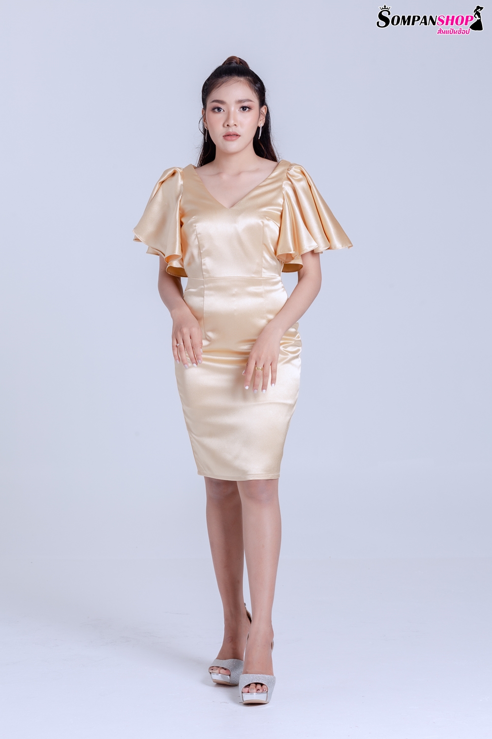 ชุดราตรี ชุดไปงานแต่งงาน ชุดเดรสออกงานสั้นสีทอง ทรงเอเข้ารูป แขนระบาย แนวเรียบหรู