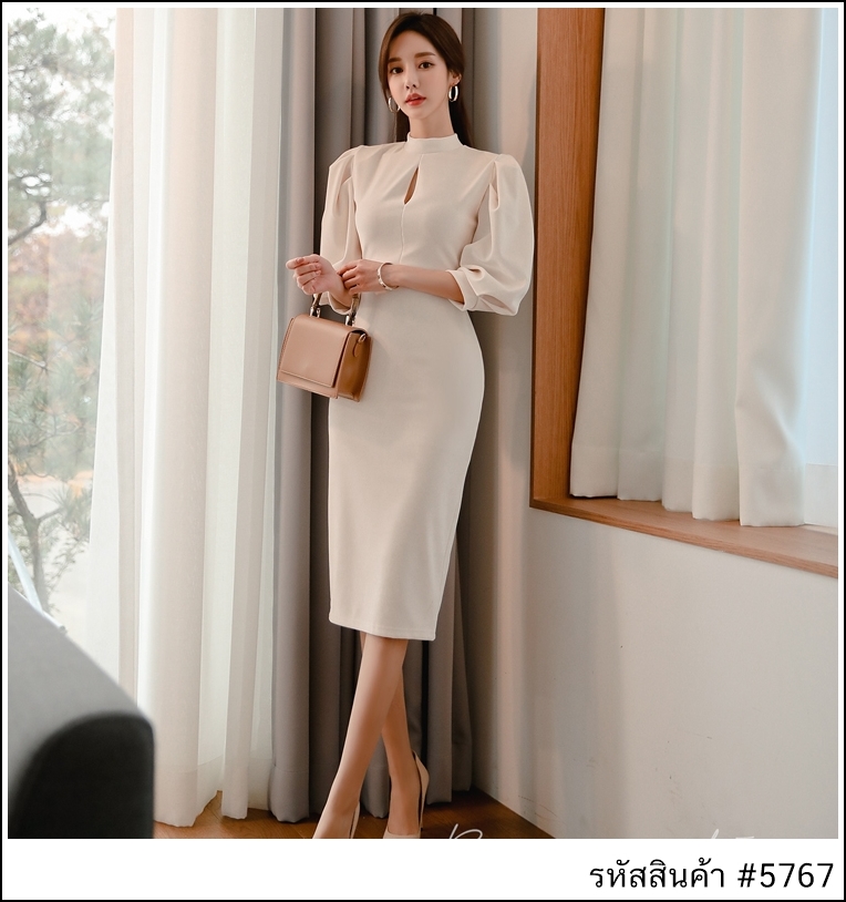 ชุดเดรสสั้นสีขาว ทรงเข้ารูป แขนสามส่วน แนวเรียบหรู สวยดูดี