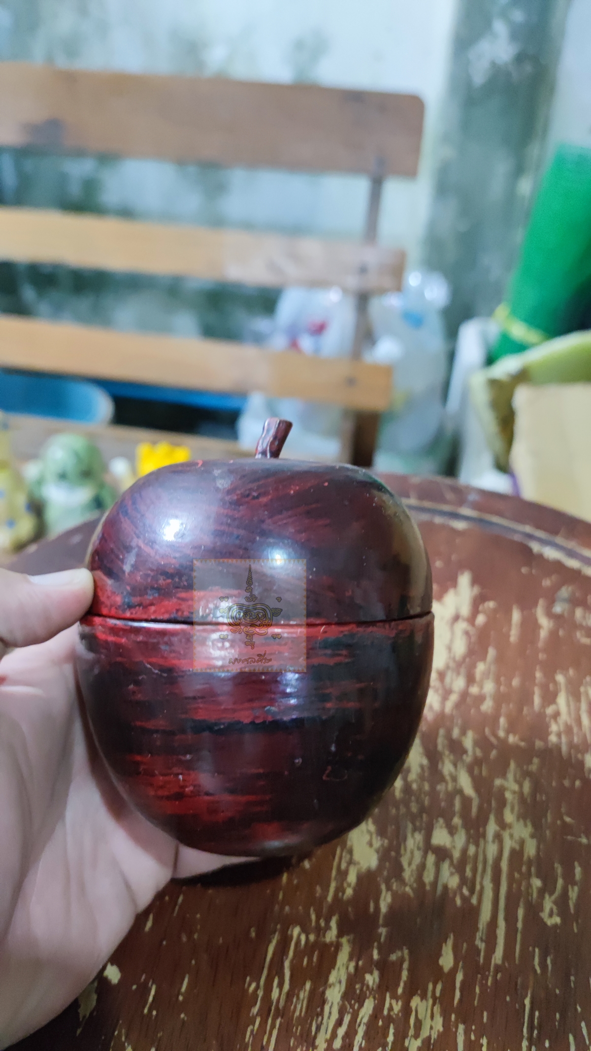 แอปเปิ้ลไม้แกะสลัก