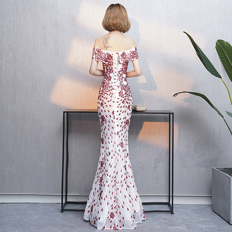 ชุดราตรี ชุดออกงาน ชุดไปงานแต่งงานสีขาวปักลายแดง แขนกุดทรงหางปลา ผ้ากากเพชร สวยหรูแพง งานอลัง