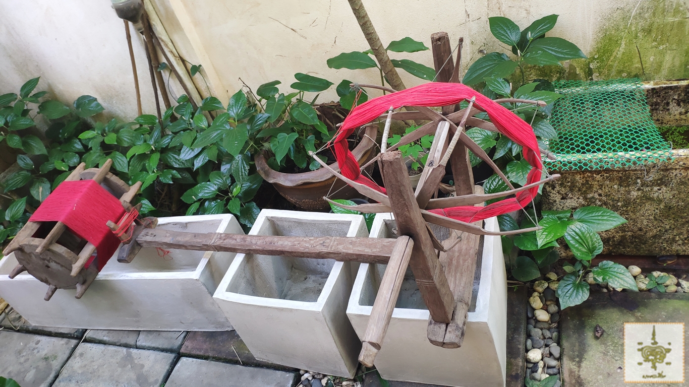 อุปกรณ์ทอผ้า ระวิง และ อัก