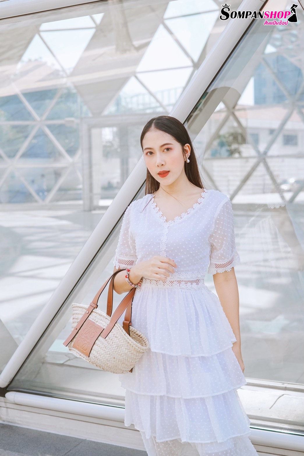 ชุดเดรสยาวสีขาว กระโปรงระบายเป็นชั้นๆ ลุคสวยหวาน น่ารักๆ สไตล์คุณหนู