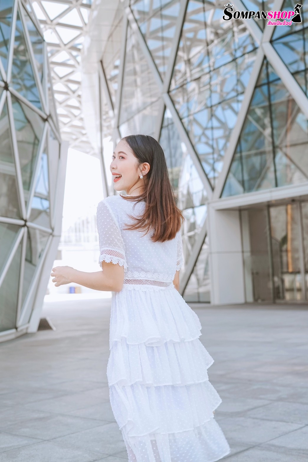 ชุดเดรสยาวสีขาว กระโปรงระบายเป็นชั้นๆ ลุคสวยหวาน น่ารักๆ สไตล์คุณหนู