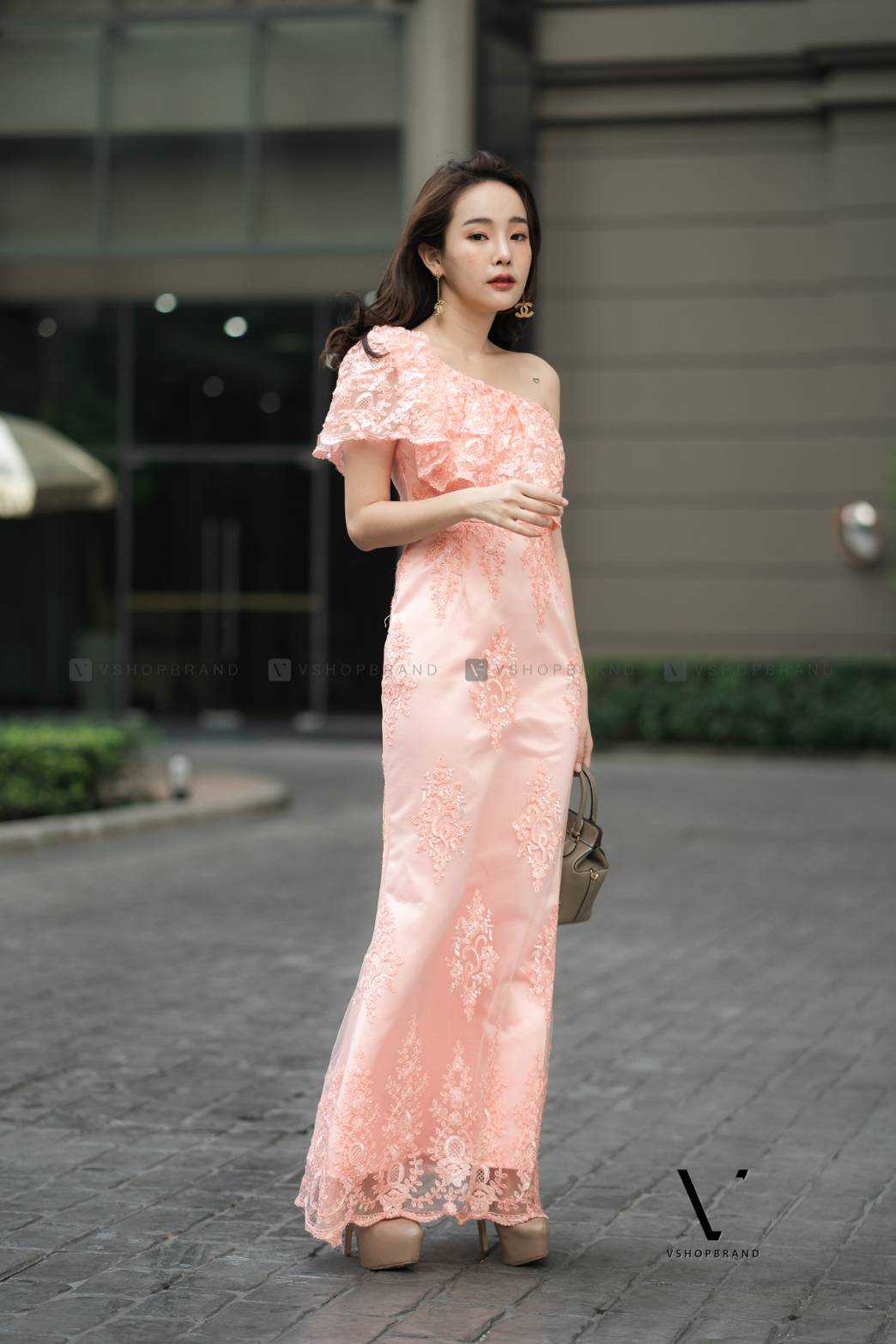 ชุดเดรสออกยาวลูกไม้สีชมพูโอรส ไหลเฉียงข้าง กระโปรงยาว ผ้าลูกไม้ปักดื้น