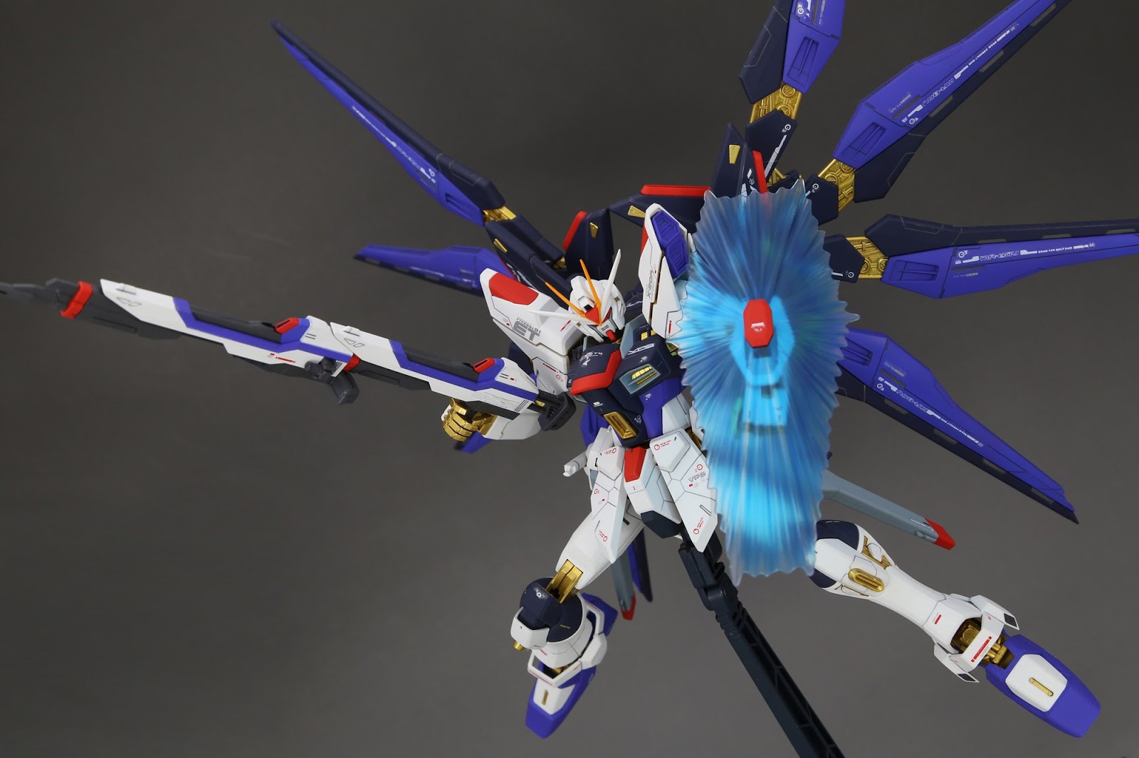 Painted Build : MG STRIKE FREEDOM GUNDAM by 高达传教士