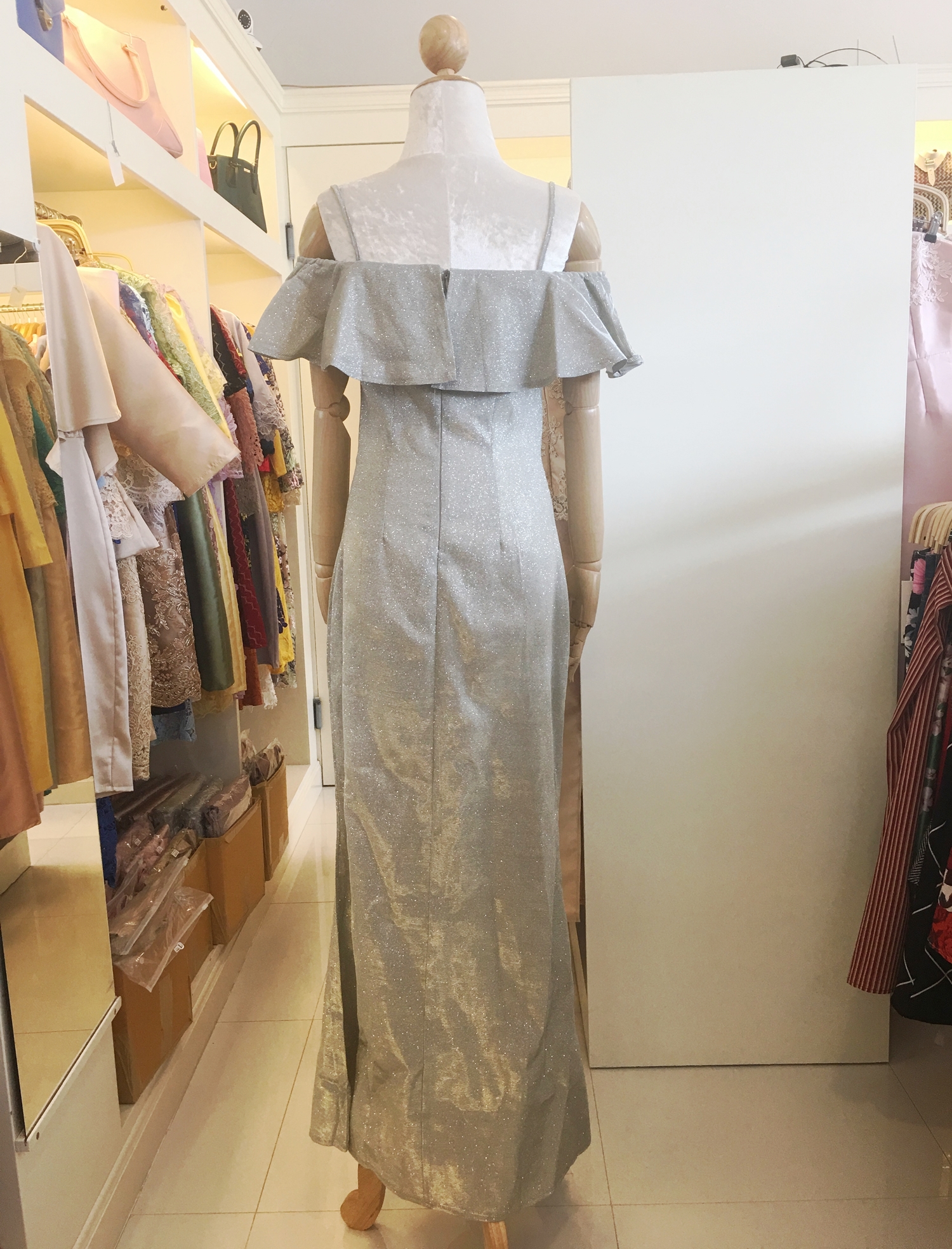 ชุดออกงานราตรียาวสีเทาประกายทอง เปิดไหล่ แต่งระบาย ทรงเข้ารูป กระโปรงยาวหางปลา : M 3XL