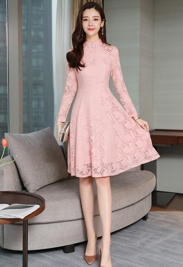 ชุดเดรสลูกไม้สีชมพู