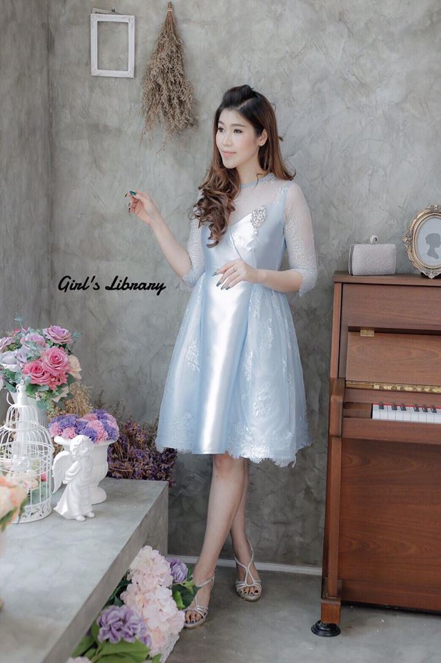 แฟชั่นชุดออกงาน ชุดไปงานแต่งงานสีฟ้า เดรสสั้นแขนสี่ส่วนแต่งลูกไม้ กระโปรงทรงบาน เรียบหรู สวยสง่า สไตล์เจ้าหญิง