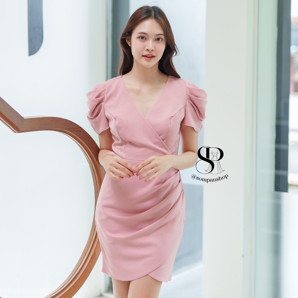 ชุดเดรสสั้นออกงานสีชมพู ทรงเอเข้ารูป คอวี แขนสั้น ลุคเรียบหรู ดูแพง ใส่ไปงานแต่งกลางวัน/กลางคืน ชุดราตรี ชุดไปงานแต่ง ชุดออกงาน