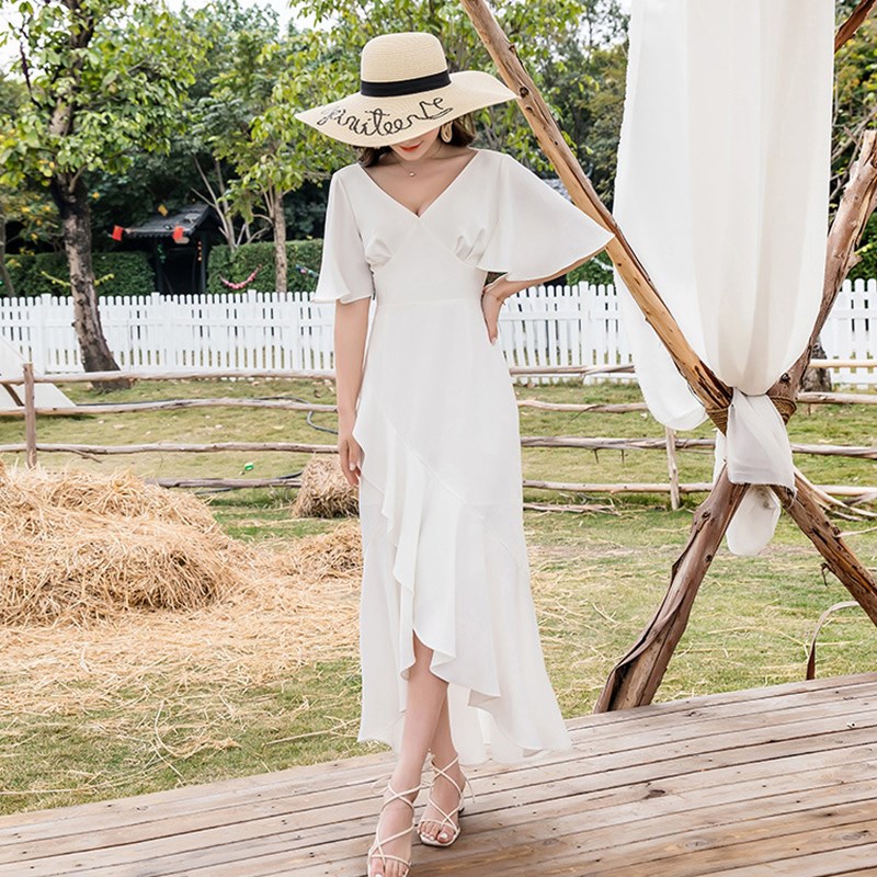 ชุดเดรสยาวสีขาว คอวี แขนระบาย เรียบหรู สวยดูดีมากๆ แฟชั่นชุดเที่ยวทะเลสวยๆ