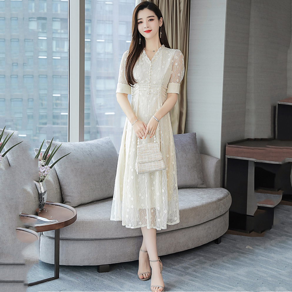 ชุดเดรสยาวสีครีม ผ้าลูกไม้ สีพื้น แขนสาม กระโปรงบาน คอวี น่ารัก ดูดี ใส่เที่ยว ทำงาน ออกงาน งานแต่งงาน งานบวช ได้