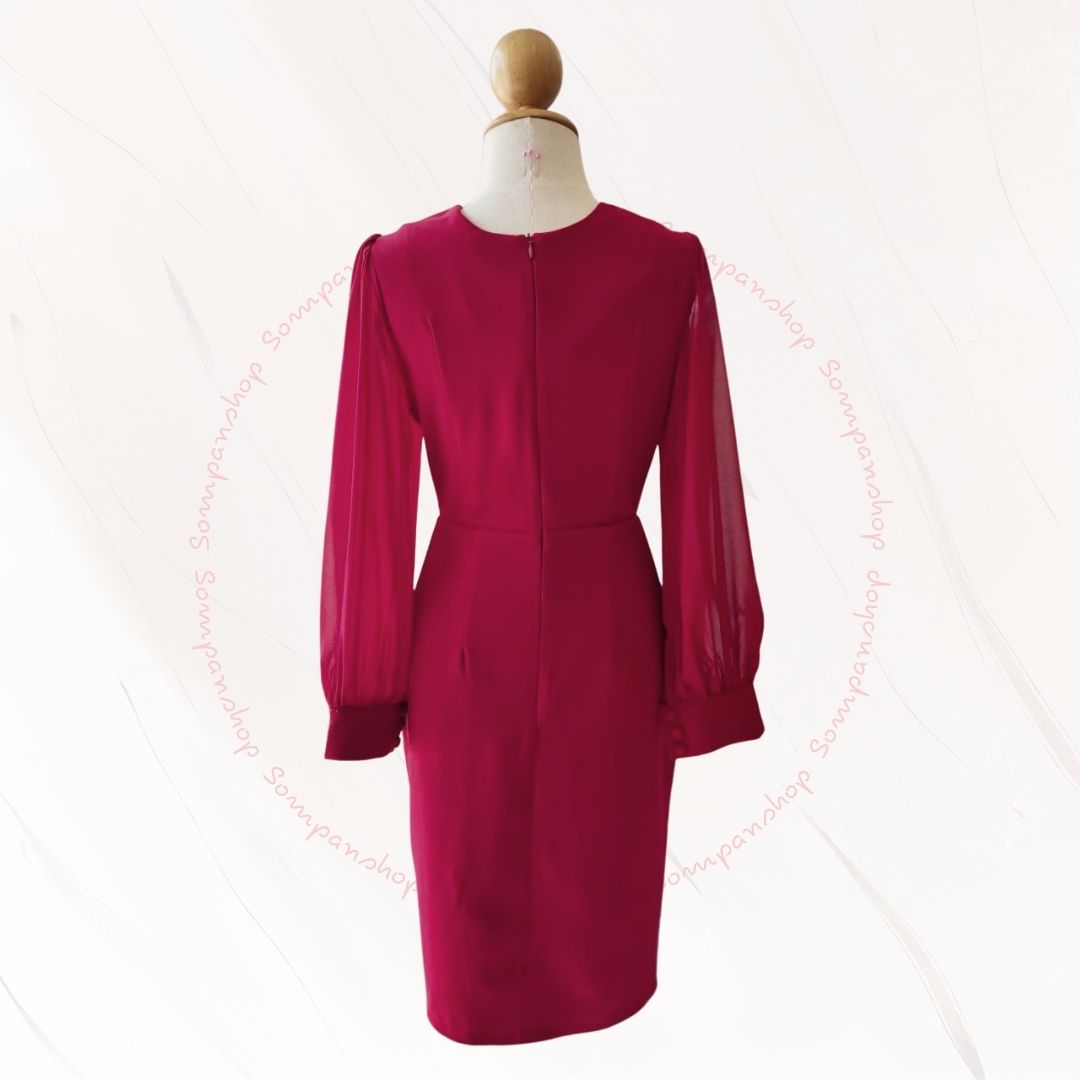 ชุดเดรสสั้นสีแดง แขนยาว ทรงเข้ารูป แนวเรียบร้อย สวย ดูดี ใส่ทำงาน ใส่ออกงาน ไปงานแต่ง