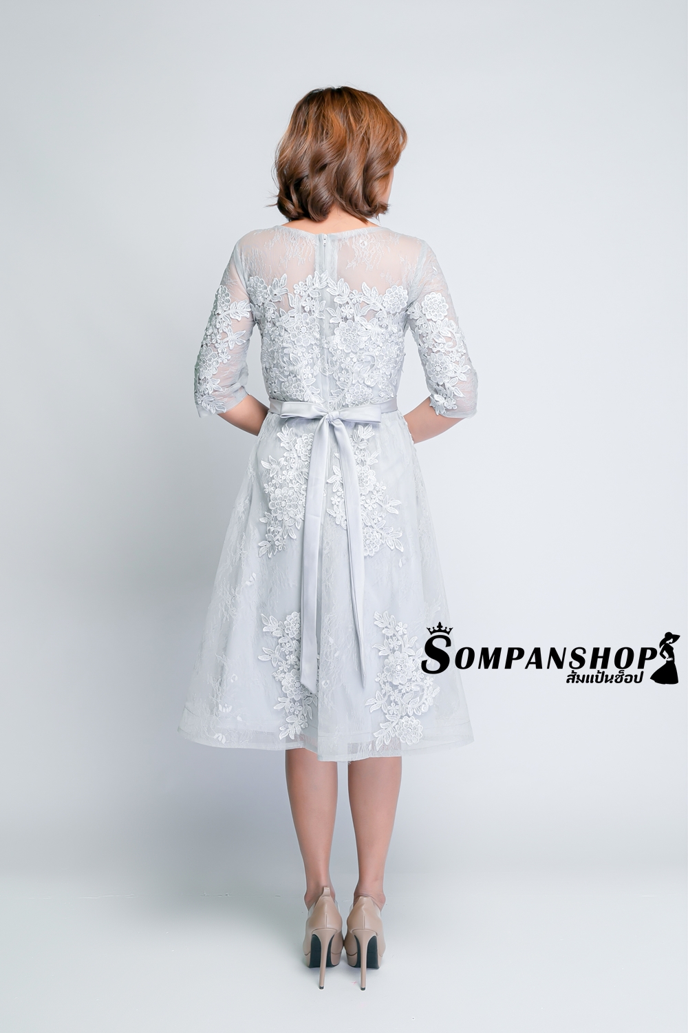 ชุดออกงานราตรีสั้นสีเทา ผ้าลูกไม้ปักสวยหรู แขนสามส่วน กระโปรงคลุมเข่าทรงเอ สวยหวาน เรียบหรูดูแพงมากๆ เหมาะสำหรับใส่เป็นชุดไปงานแต่งกลางวัน ชุดไปงานแต่งกลางคืน ชุดออกงานกลางวัน ชุดออกงานกลางคืน ชุดราตรี