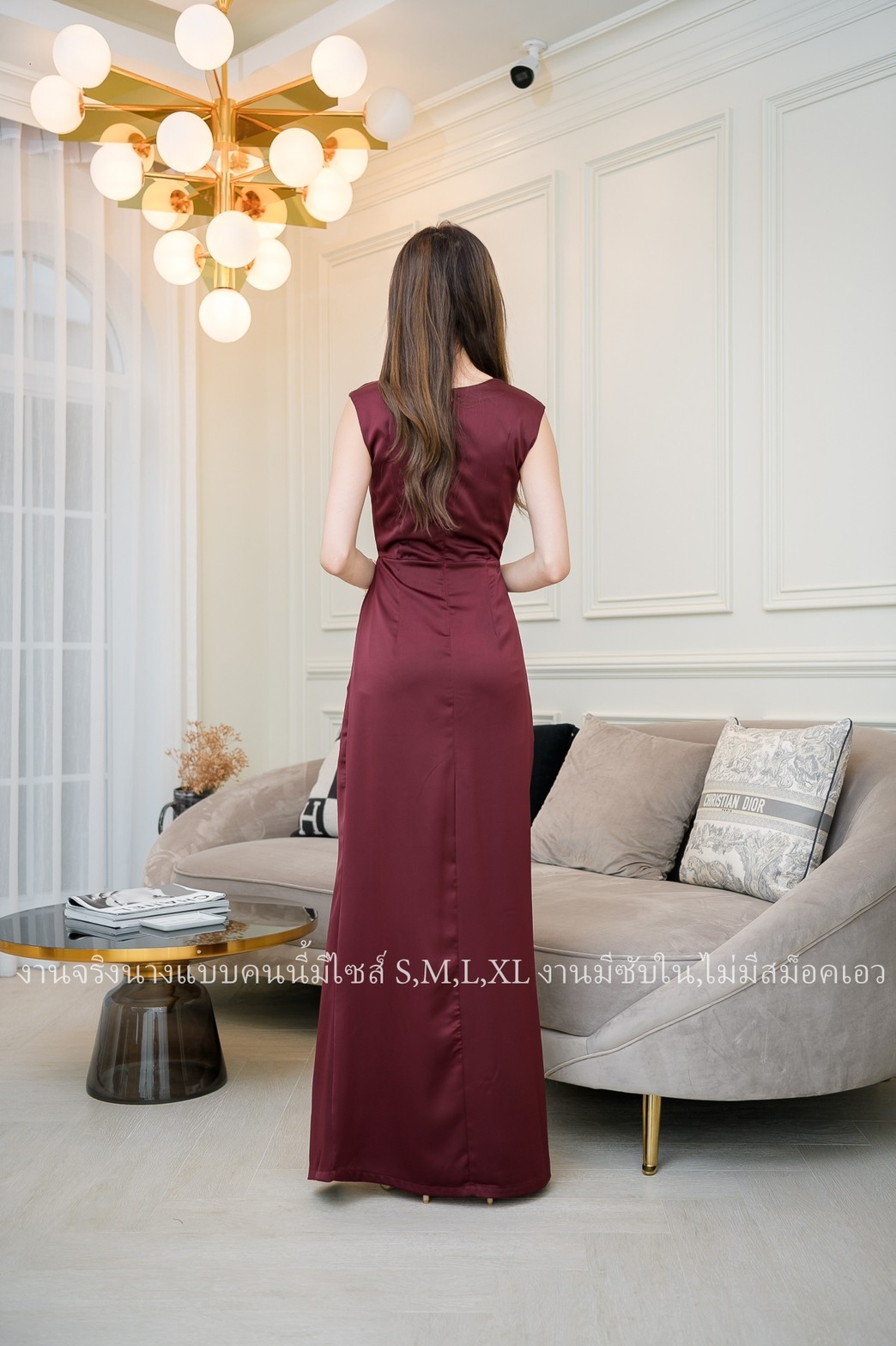 ชุดราตรียาวสีแดงไวน์ ไหล่แต่งเหล็ก แขนกุด แนวเรียบหรู สวยดูแพง ใส่ออกงานราตรี งานแต่งงานกลางคืนธีมสีแดง