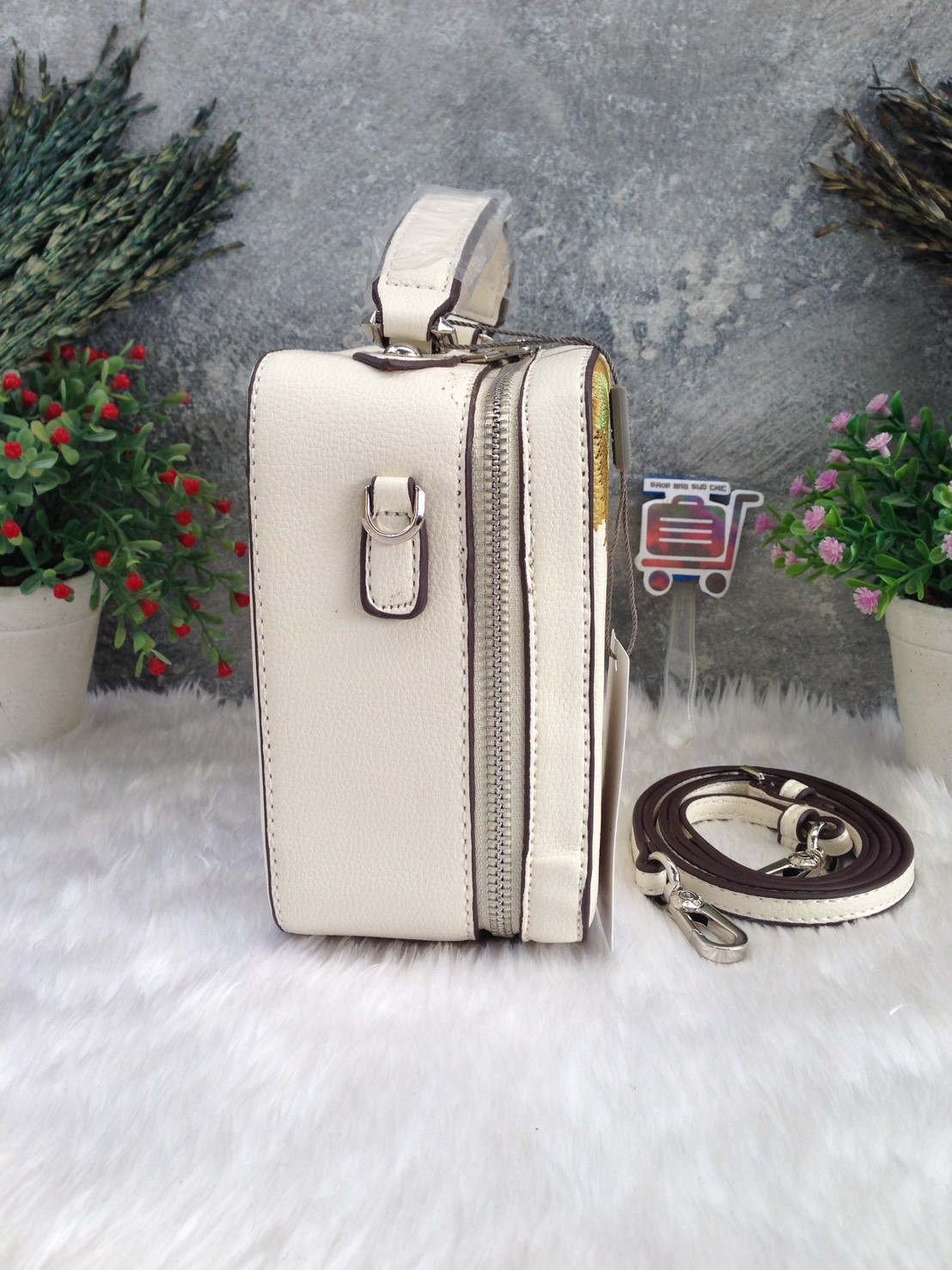 CHARLES & KEITH VAN GOGH SUNFLOWER EMBROIDERED BOX BAG ❌Sale มีตำหนิตามรูป❌