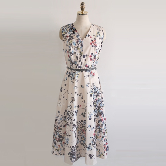 ชุดเดรสสั้นสีขาว ผ้าชีฟอง ลายดอกไม้ แขนกุด กระโปรงบาน คอวี น่ารัก สวย ดูดี ใส่เที่ยว ทำงาน ออกงาน งานแต่งงาน งานบวช ได้