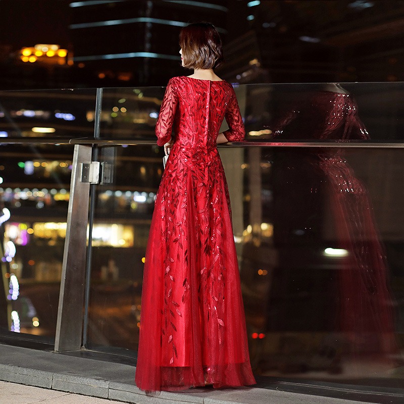 ชุดราตรียาวสีแดง เดรสออกงานปักลายใบไม้แขนสามส่วน กระโปรงทรงหางปลา เรียบหรูดูแพง สวยดูดี แบบสวยทันสมัย ใส่ออกงาน งานราตรี ไปงานแต่ง