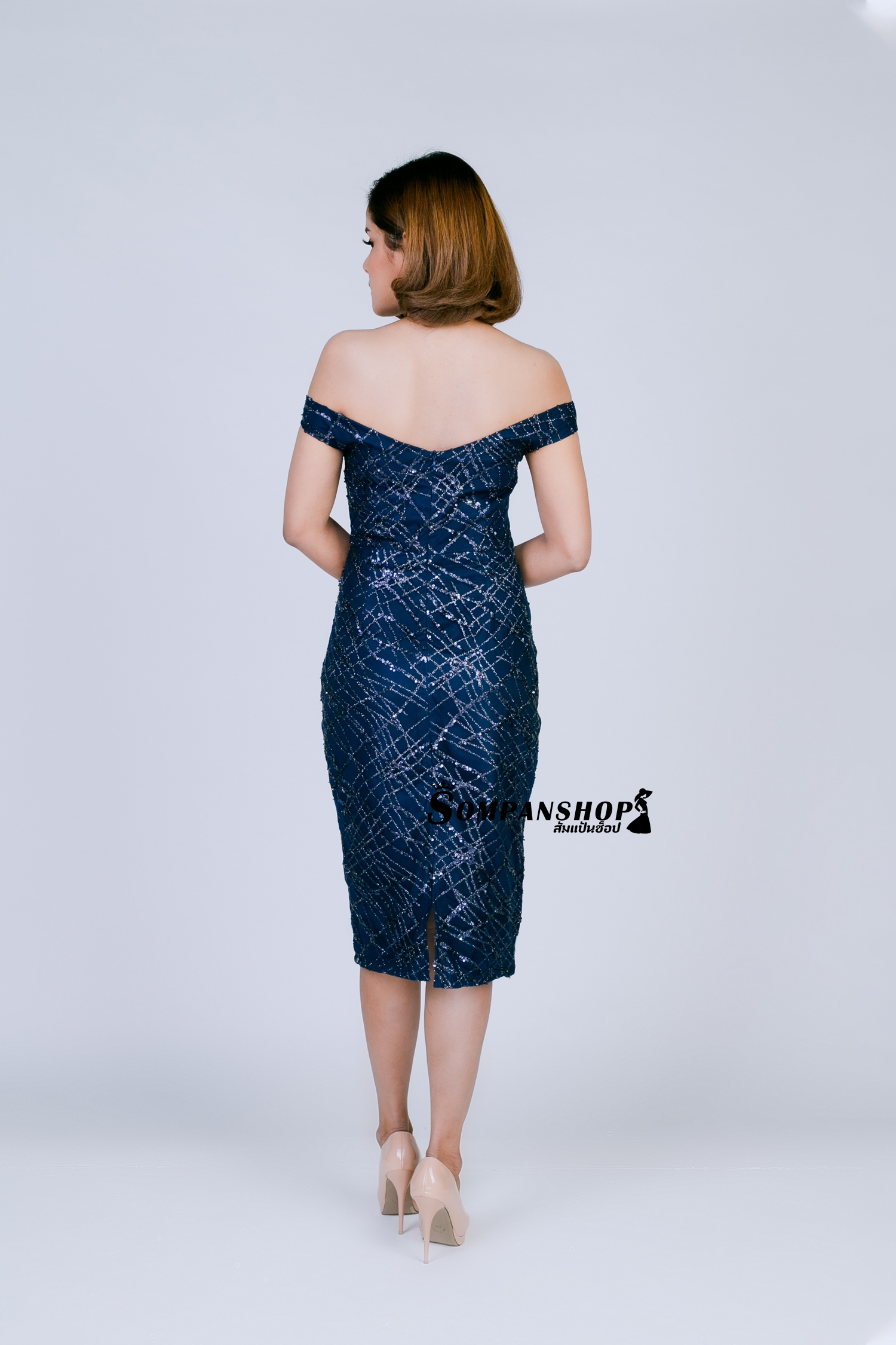 ชุดออกงานราตรีสั้นสีน้ำเงินกรมท่า ผ้ากากเพชรระยิบระยับ ทรงเข้ารูป เปิดไหล่ เรียบหรูดูแพง ใส่ไปออกงานกลางวันกลางคืน ไปงานแต่งงาน เป็นเพื่อนเจ้าสาว งานบายเนียร์ งานเลี้ยงปีใหญ่ งานเลี้ยงบริษัท งานเลี้ยงโรงแรม