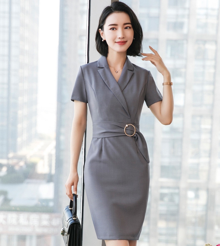 ชุดเดรสสั้นสีเทา ทรงเข้ารูป คอปกวีป้าย แขนสั้น