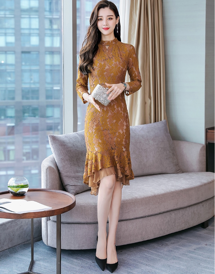 ชุดเดรสสั้นสีน้ำตาล ผ้าลูกไม้ แขนยาว กระโปรงยาวทรงบานคลุมเข่า