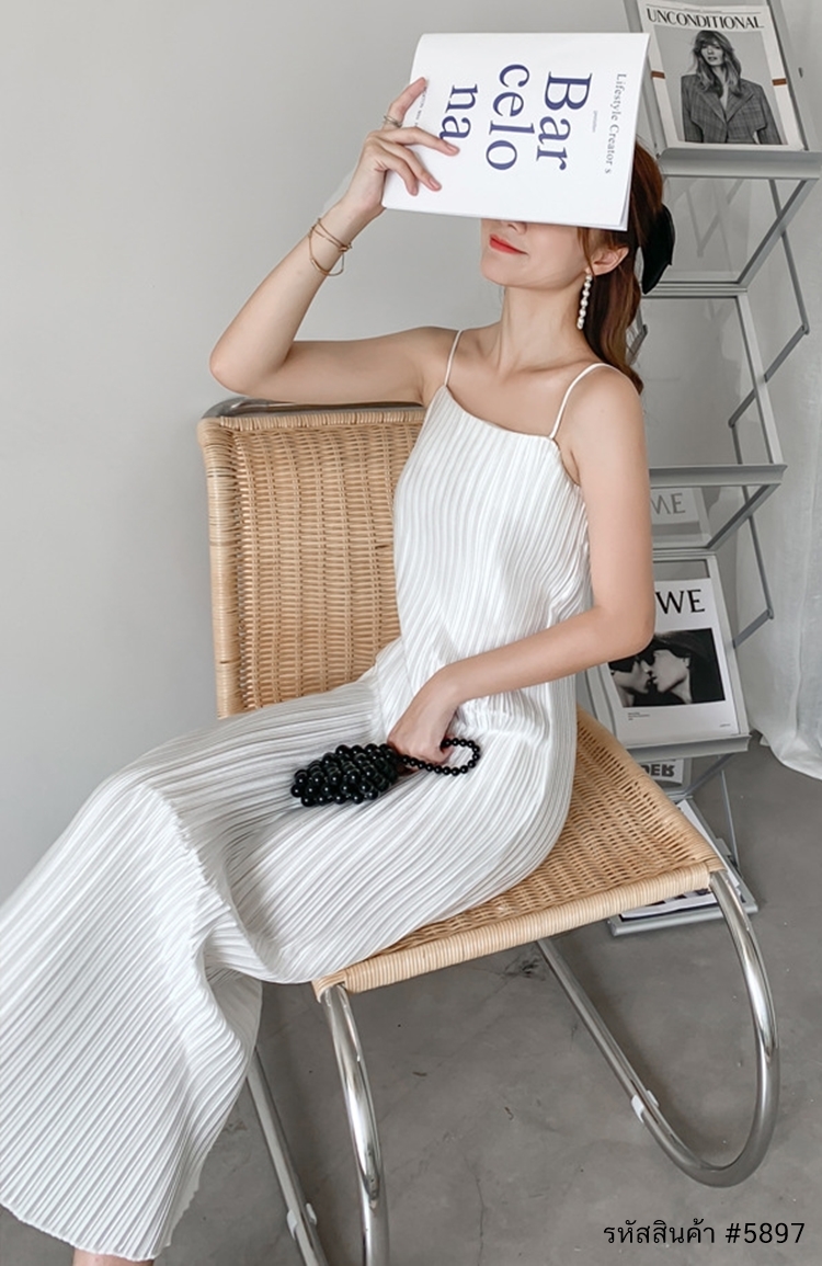 ชุดเที่ยวทะเล ชุดไปทะเล แม็กซี่เดรสยาวสีขาว สายเดี่ยว อัดพลีททั้งตัว แฟชั่นชุดเที่ยวทะเลสวยๆ ใส่เดินเล่นริมทะเล ถ่ายรูป