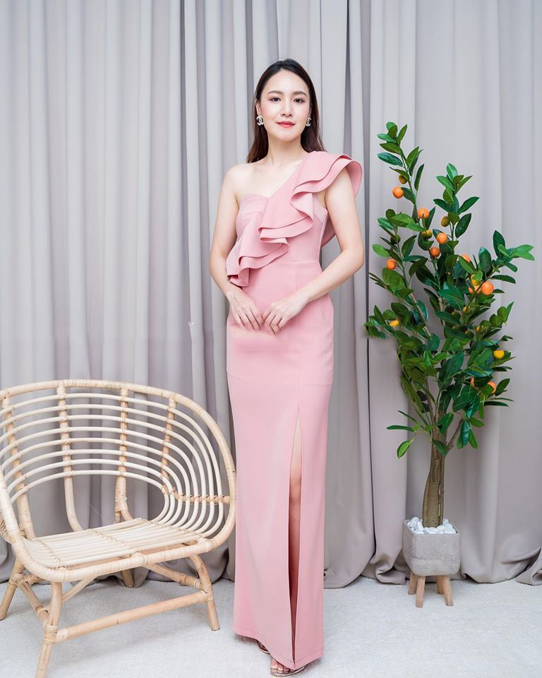 ชุดไปงานแต่งงานสีชมพู เดรสยาวไหล่เฉียงระบาย แบบสวยๆ เรียบหรูดูแพง ชุดราตรี ชุดไปงานแต่งงาน ชุดออกงาน