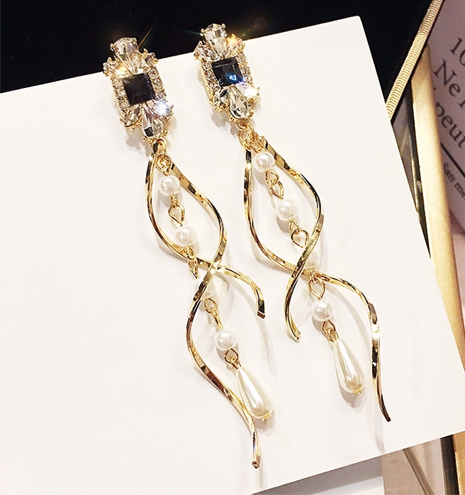 ต่างหูแฟชั่นเกาหลี ห้อยระย้าทรงเกลียวแต่งคริสตรัล นำเข้า คุณภาพดี