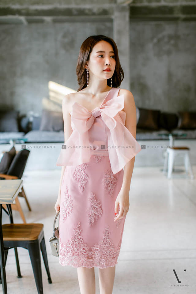 ชุดออกงาน ชุดไปงานแต่งงานสั้นสีชมพู เซ็ทเสื้อแขนข้างเดียวแต่งผ้าซีทรูผูกโบว์ กระโปรงลูกไม้ปักดิ้น