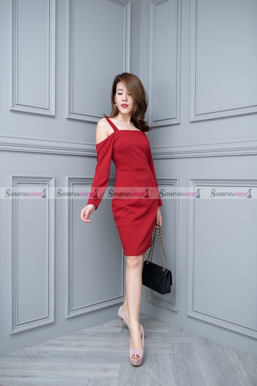 ชุดเดรสสั้นสีแดง ทรงเข้ารูป แขนยาว โชว์ไหล่สุดน่ารัก