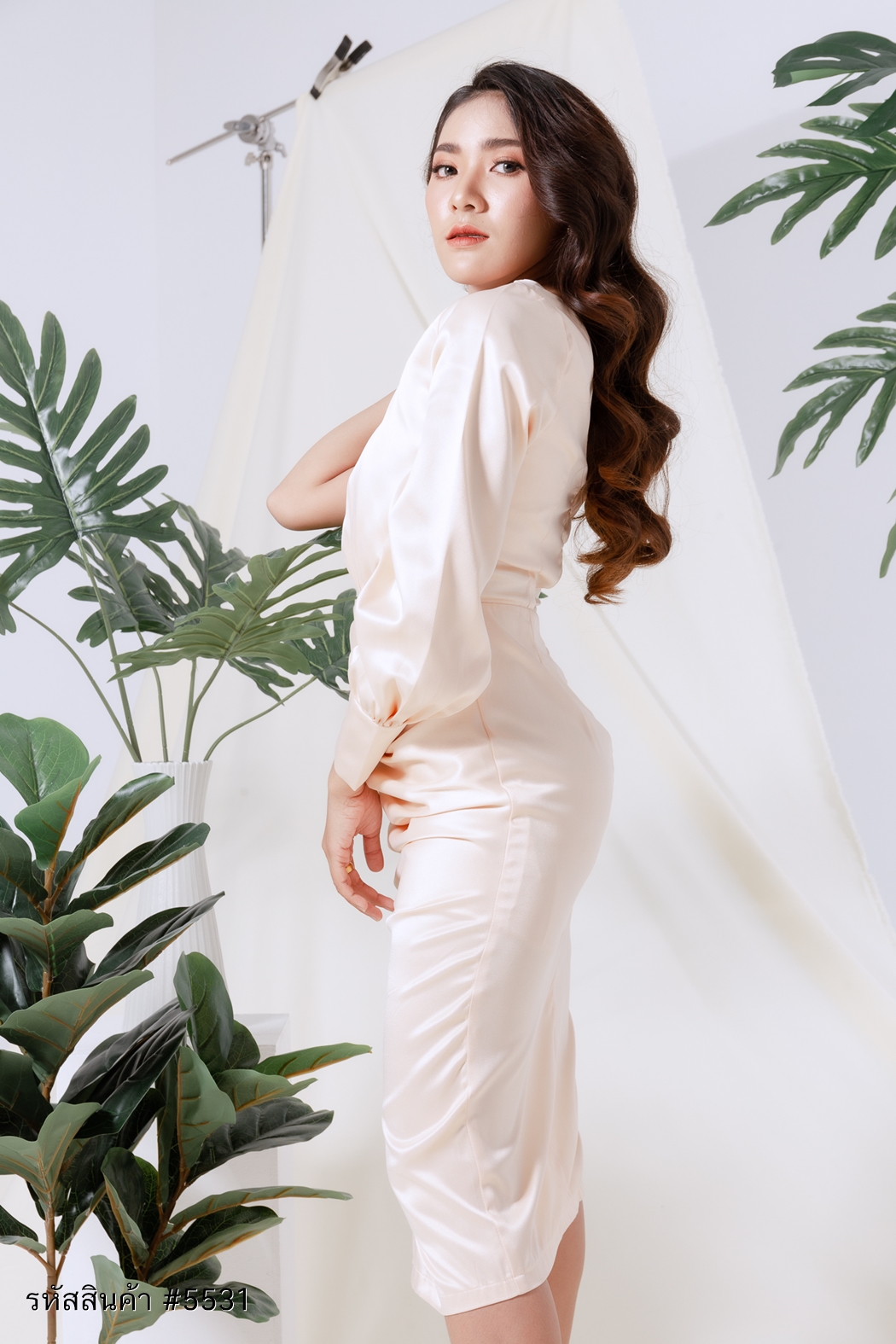 ชุดราตรี ชุดออกงาน ชุดไปงานแต่งงานสีครีม ไหล่เฉียงข้างแขนยาว ทรงเข้ารูป แนวเรียบหรู สวย ดูดี