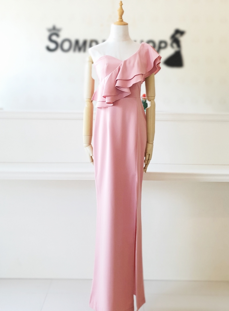 ชุดไปงานแต่งงานสีชมพู เดรสยาวไหล่เฉียงระบาย แบบสวยๆ เรียบหรูดูแพง ชุดราตรี ชุดไปงานแต่งงาน ชุดออกงาน