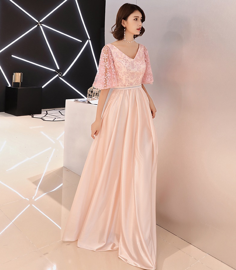 ชุดออกงานราตรียาวสชมพู เสื้อลูกไม้ แขนปีกค้างคาว เอวเพชร กระโปรงยางทรงบาน