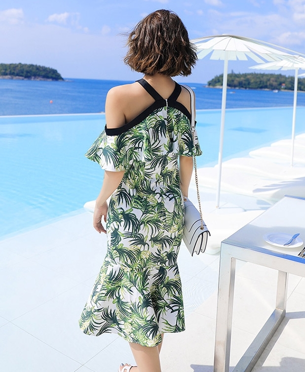 ชุดเดรสใส่ไปเที่ยวทะเลสั้นสีเขียว พิมพ์ลายสวยๆสไตล์ฮาวาย คอไขว้ เว้าไหล่ แขนระบาย