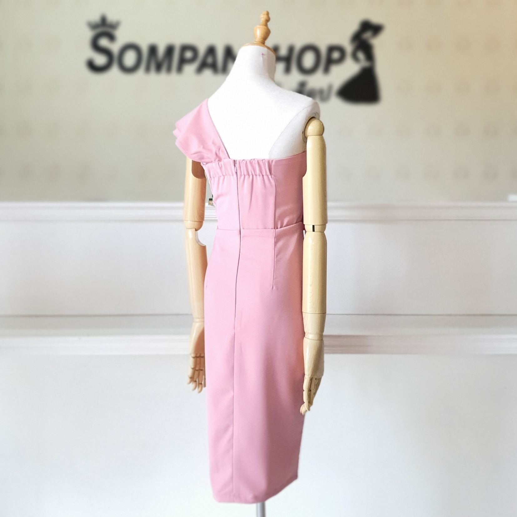 ชุดไปงานแต่งสีชมพู เดรสสั้นไหล่เฉียงแระบายทรงเข้ารูป เรียบหรู สวยๆ ดูแพง ชุดราตรี ชุดไปงานแต่ง ชุดออกงาน