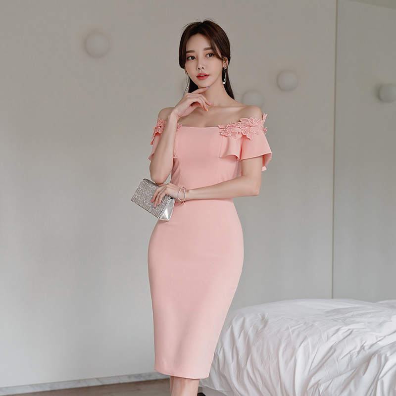 ชุดราตรี ชุดออกงาน ชุดไปงานแต่งงานงานสีชมพูโอรส เปิดไหล่แต่งดอกไม้ เดรสทรงเข้ารูป เรียบหรู สวยดูดี